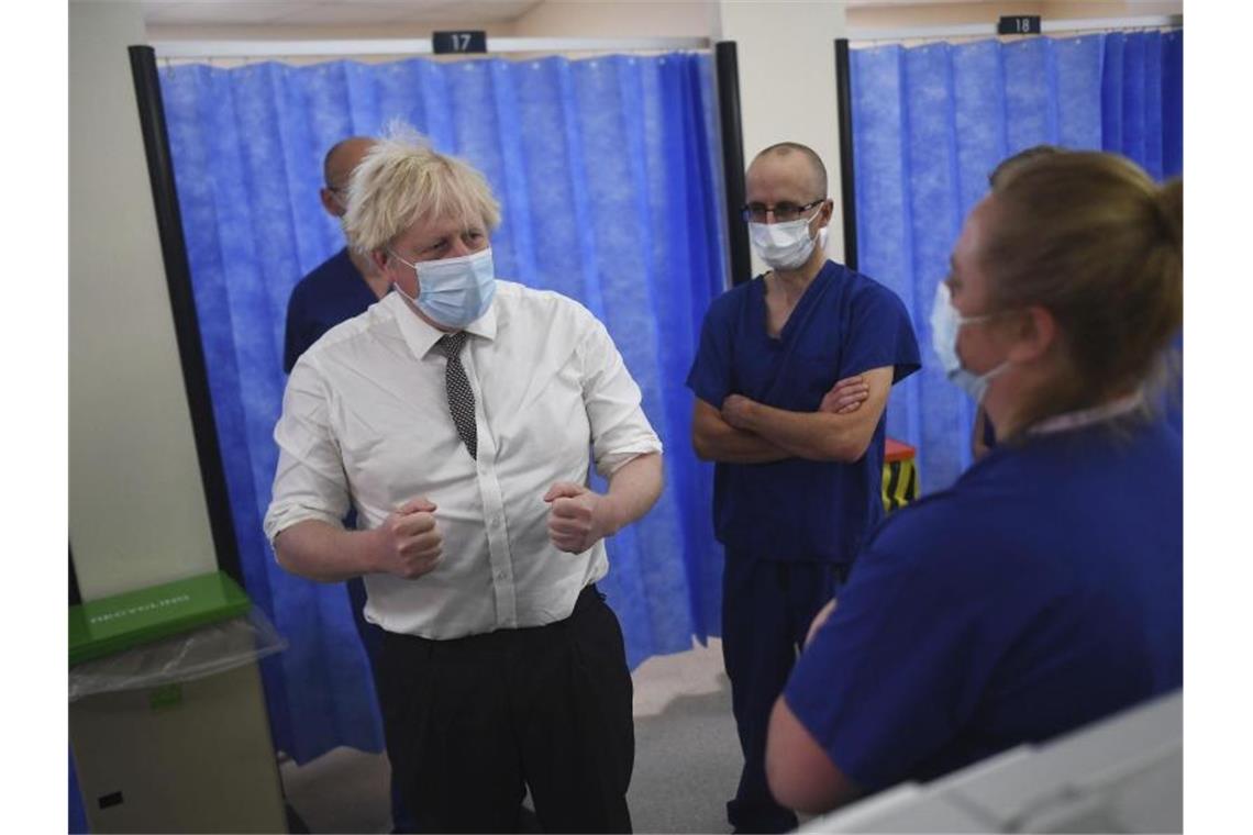 London: Doch keine Impfpflicht für Pflegekräfte? Boris Johnson bei einem Besuch in einem Krankenhaus in Northumberland. Foto: Peter Summers/POOL GETTY/AP/dpa