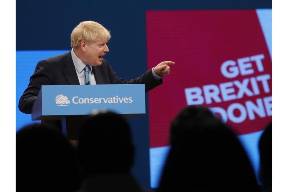 Brexit soll „wenn irgend möglich“ doch noch klappen Boris Johnson, Premierminister von Großbritannien, gestikuliert bei seiner Rede auf dem Parteitag der britischen Konservativen in Manchester. Foto: Frank Augstein/AP/dpa