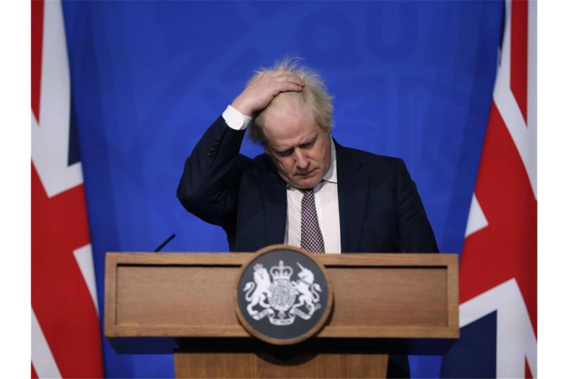 Lockdown-Partys: Foto zeigt Johnson mit knapp 20 Leuten Boris Johnson, Premierminister von Großbritannien, rauft sich die Haare. Foto: Hollie Adams/Getty Images Pool/AP/dpa