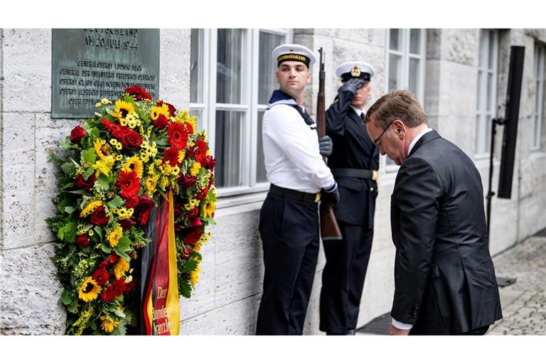 Boris Pistorius (SPD), Bundesminister der Verteidigung, steht am Nationalen Gedenktag an den Widerstand im Ehrenhof des Bendlerblocks vor dem Gedenkkranz. (Archivfoto)