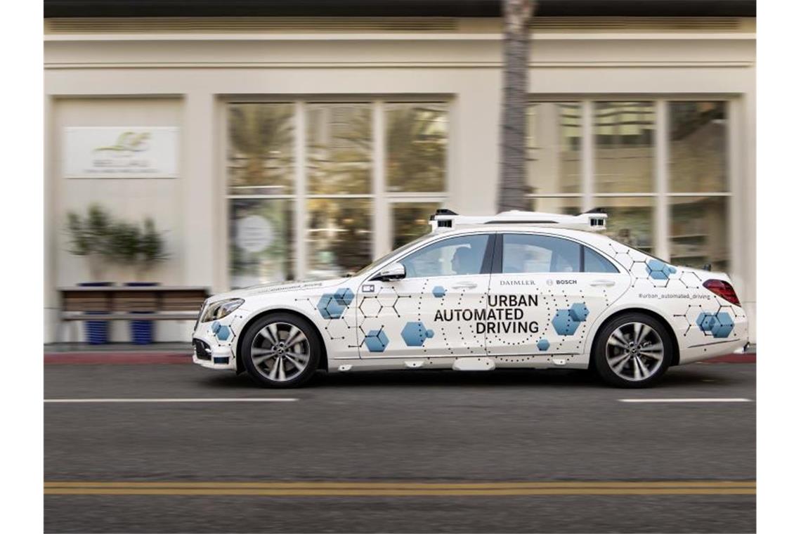 Bosch und Daimler starten Test: Automatisierter Fahrdienst Bosch und Daimler testen ihre gemeinsam entwickelte Technik für selbstfahrende Autos in San Jose. Foto: Bosch/dpa/Archivbild