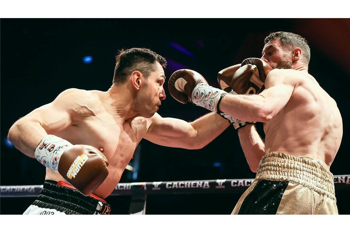 Boxer Felix Sturm (l) trifft seinen Gegner Benjamin Blindert. Der frühere Box-Weltmeister Sturm hat bei seinem Comeback im Alter von 46 Jahren einen ungefährdeten Sieg gefeiert.