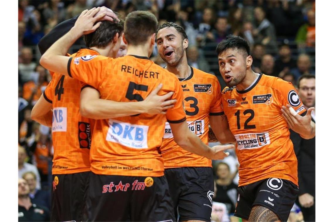 Berlin Volleys und Dresdner SC küren sich zum Pokalsieger BR Volleys Jendryk (l-r), Reichert, Patch und Tuia jubeln nach Punktgewinn vor ihrem Trainer Cedric Enard. Foto: Andreas Gora/dpa