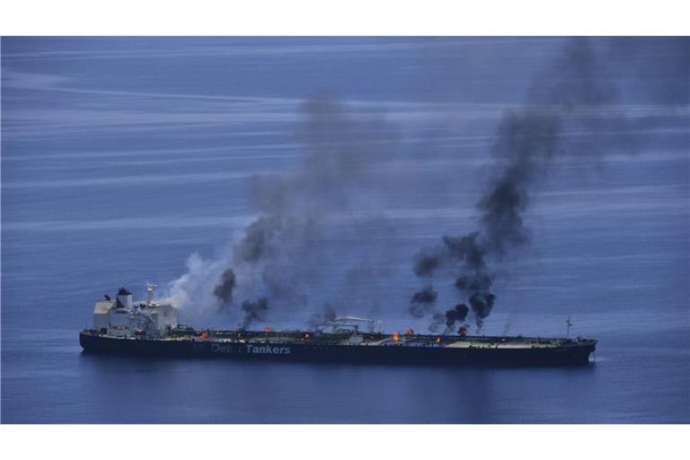 Brände an Bord des angegriffenen Öltankers „Sounion“ im Roten Meer