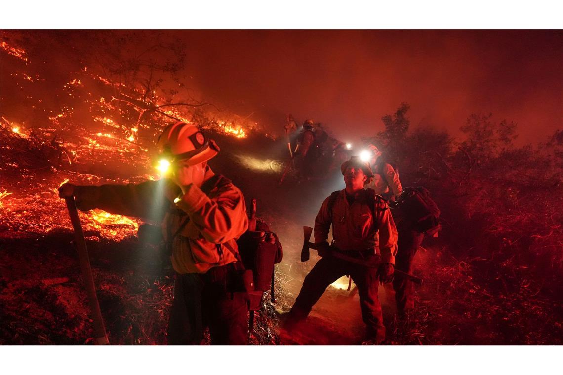 Brände in Kalifornien: Feuerwehrleute bekämpfen die Flammen.