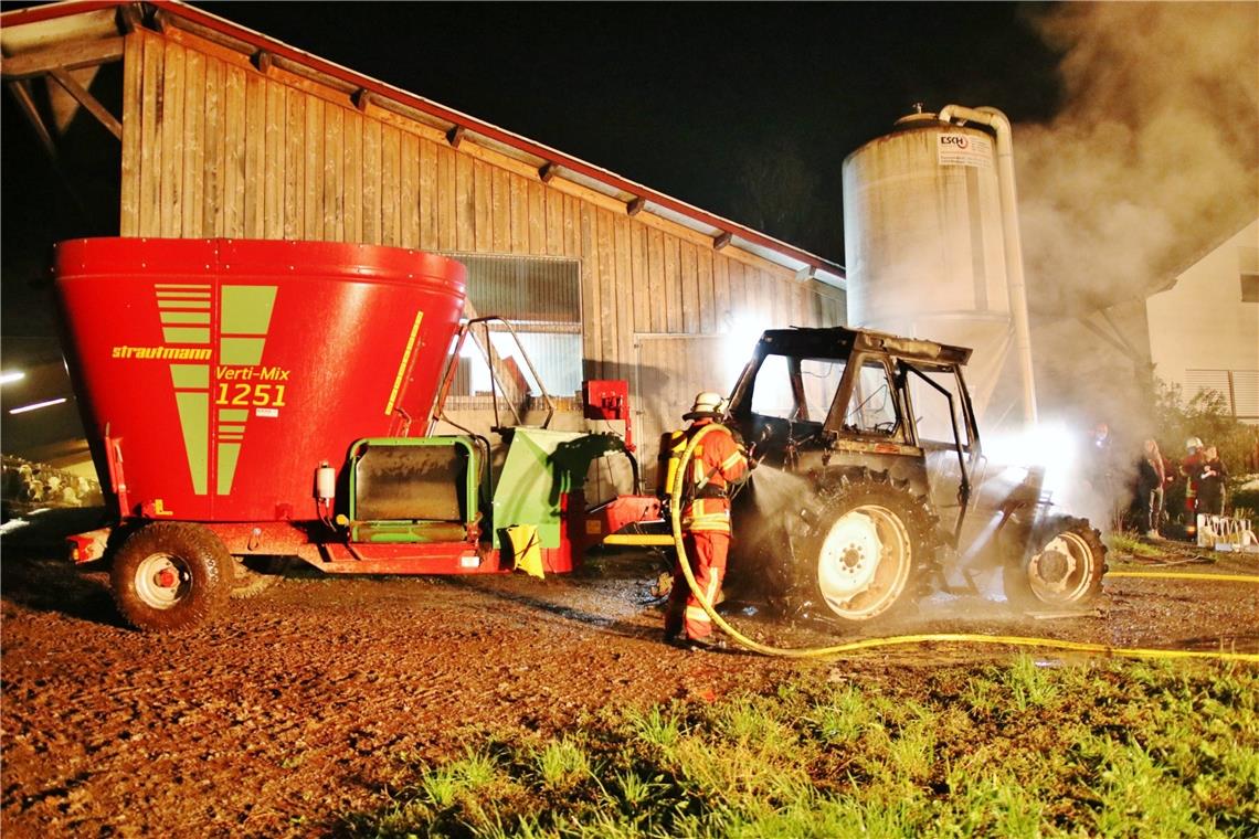 Brand in Unterbrüden: Traktor wird Opfer der Flammen. Foto: 7aktuell/K.Lermer