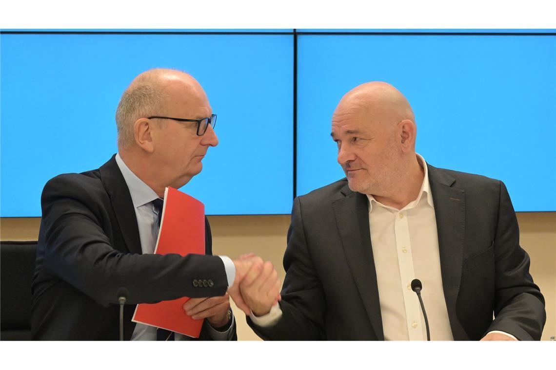 Brandenburgs Ministerpräsident Dietmar Woidke (SPD) schüttelt Robert Crumbach, Landesvorsitzenden des BSW Brandenburg (rechts), bei der Landespressekonferenz im Brandenburger Landtagsgebäude die Hand.