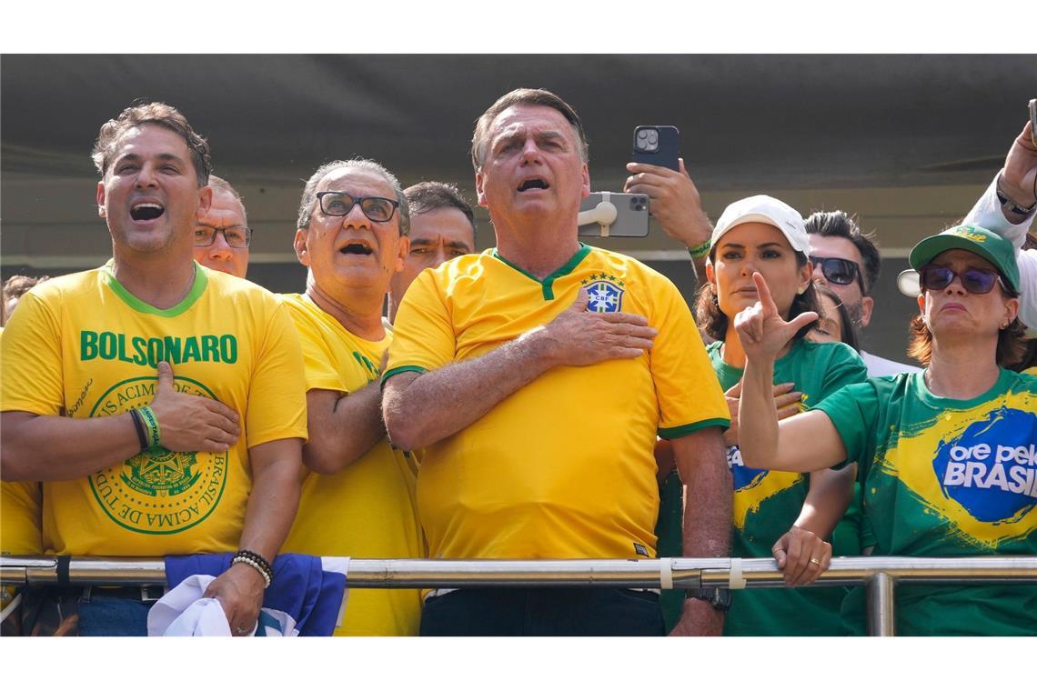 Brasiliens früherer Präsident Jair Bolsonaro (M) spricht bei einer Kundgebung in São Paulo zu seinen Anhängern.