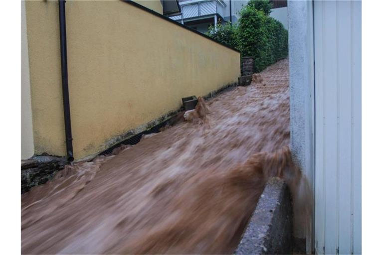 Braune Wassermassen rauschen über eine Treppe nach unten. Foto: Aaron Klewer/Einsatz-Report24/dpa