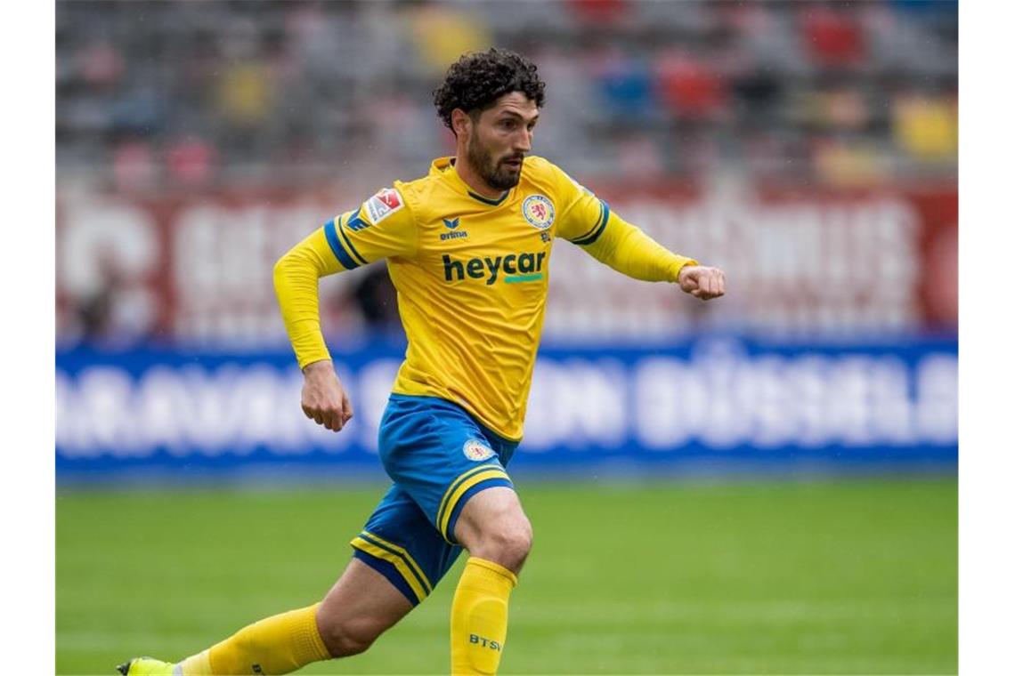 Medienbericht: KSC in Gesprächen mit Stürmer Kaufmann Braunschweigs Fabio Kaufmann spielt den Ball. Foto: Marius Becker/dpa/Archivbild