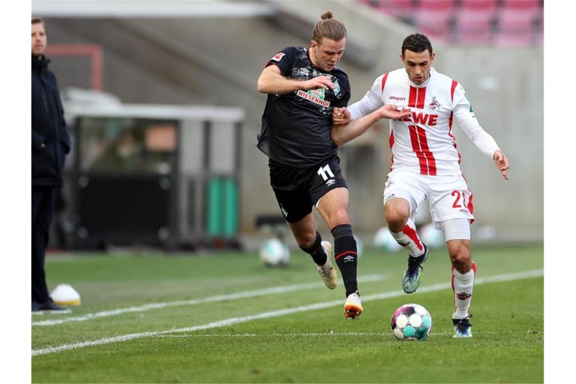 Hector rettet bei Comeback Köln einen Punkt gegen Werder Bremens Stürmer Niclas Füllkrug und Kölns Mittelfeldspieler Ellyes Skhiri kämpfen an der Seitenauslinie, vor den Augen von Werder-Coach Kohfeldt, um den Ball. Foto: Rolf Vennenbernd/dpa