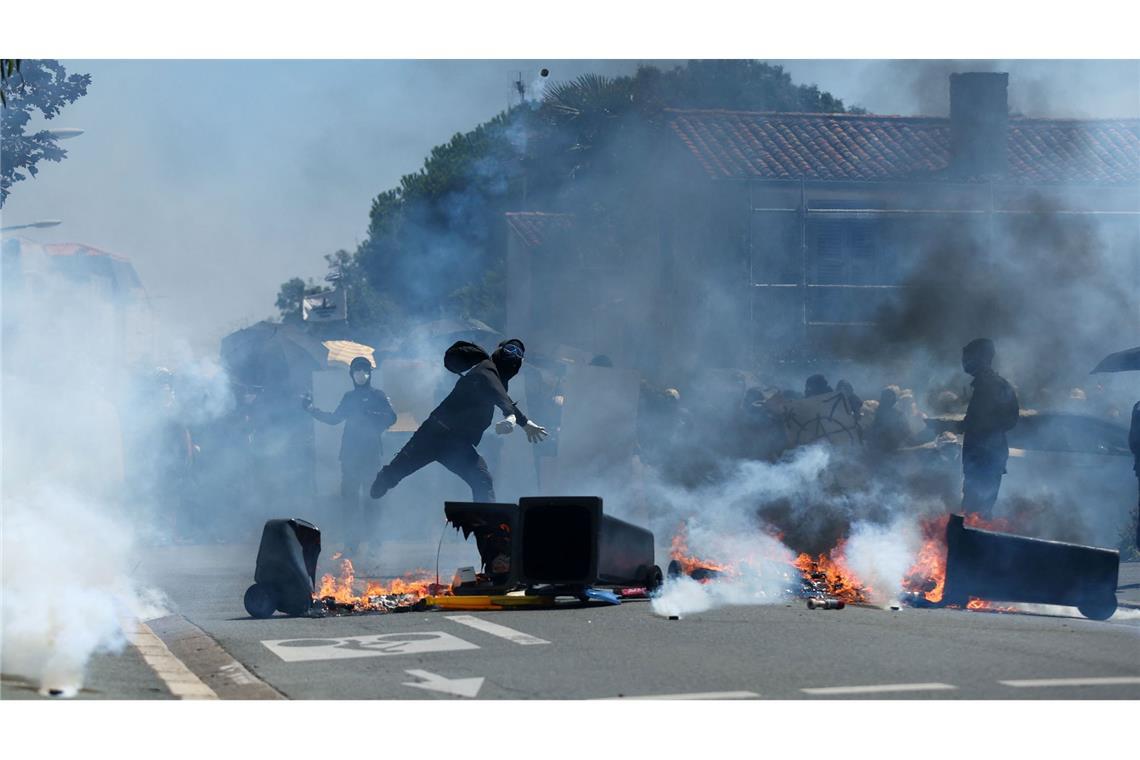 Brennende Barrikaden und militanter Protest gegen den Bau von riesigen Wasserreservoirs in Frankreich.