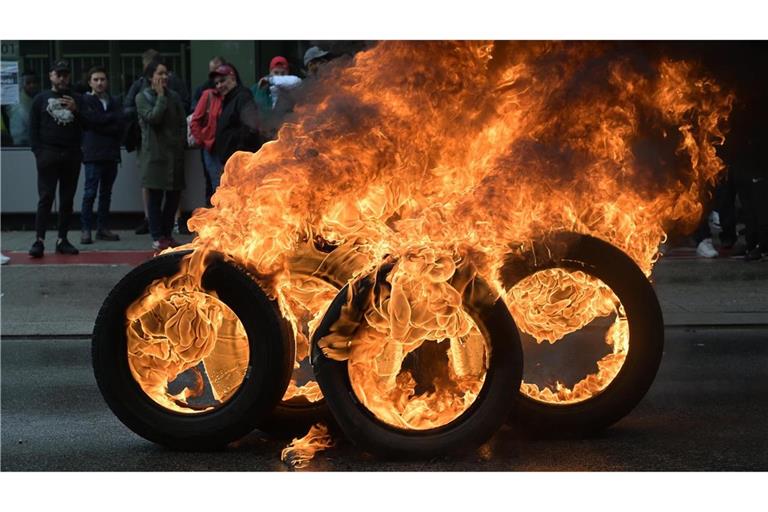 Brennendes Symbol. Die protestierenden Arbeiter haben vor dem Werkstor in Brüssel Reifen zum Audi-Logo aufgestellt und angezündet.