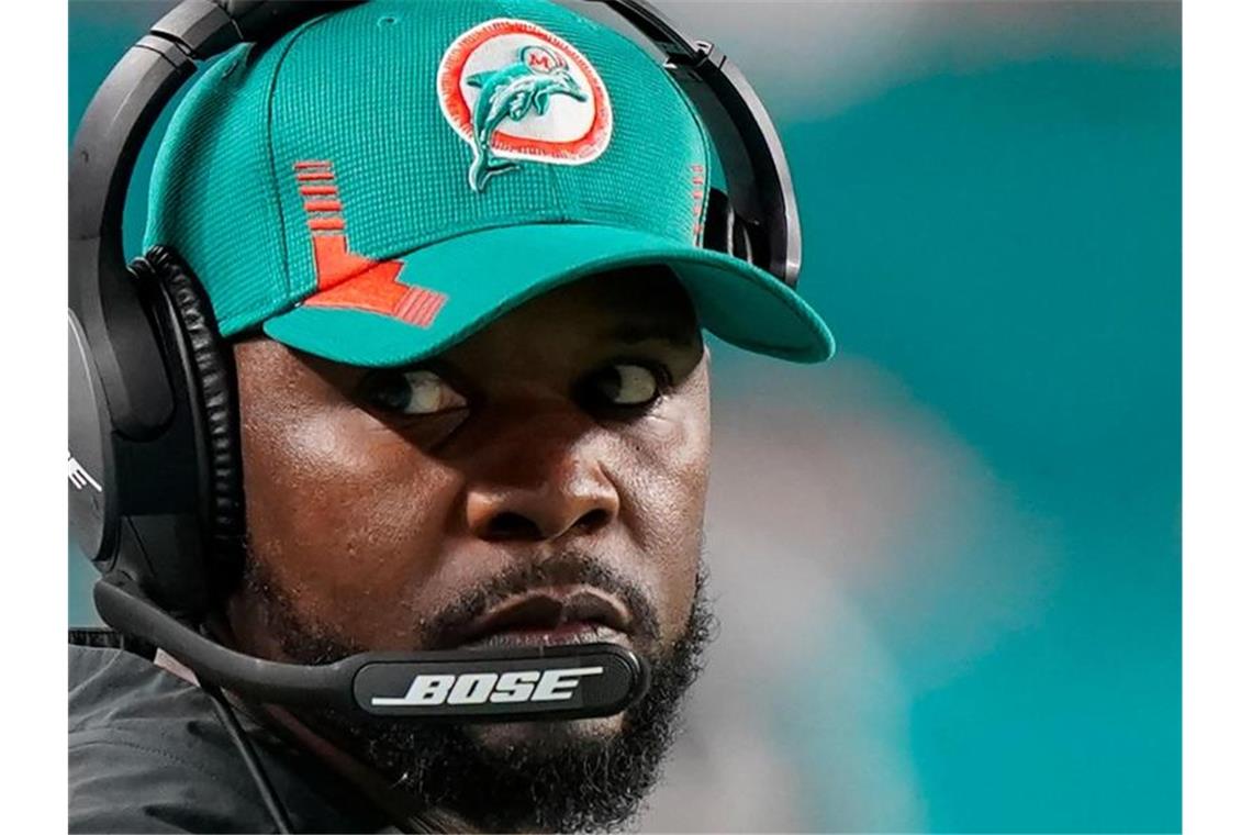 Flores Kampf für schwarze Trainer in der NFL Brian Flores, ehemaliger Cheftrainer der Miami Dolphins, klagt gegen die Diskrimierung in der NFL. Foto: Wilfredo Lee/AP/dpa