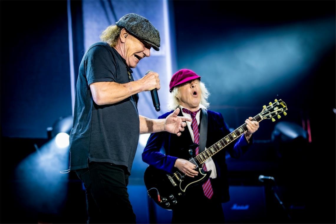 Brian Johnson und Angus Young von AC/DC bei einer Show 2024 in Amsterdam.