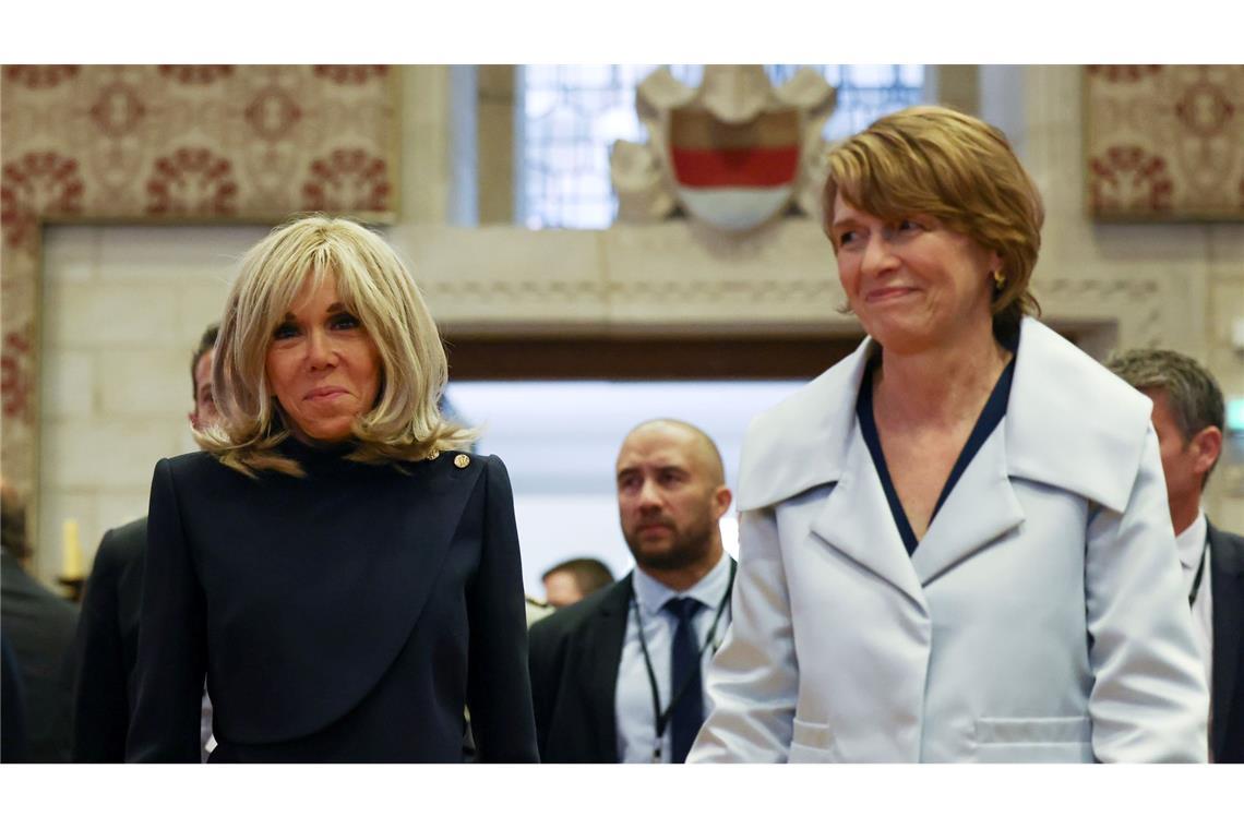 Brigitte Macron (l) und Elke Büdenbender, die Ehefrau des Bundespräsidenten, betreten den Festsaal im Rathaus Münster.
