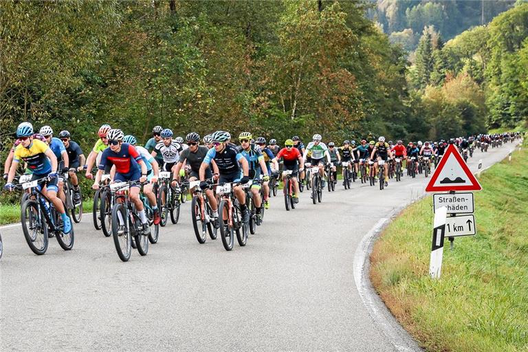 Bringen viel Bewegung in den Wald rund um Spiegelberg: Die fast 500 Männer und Frauen, die den anspruchsvollen Rundkurs einmal, zweimal oder dreimal bewältigen. Foto: Alexander Becher