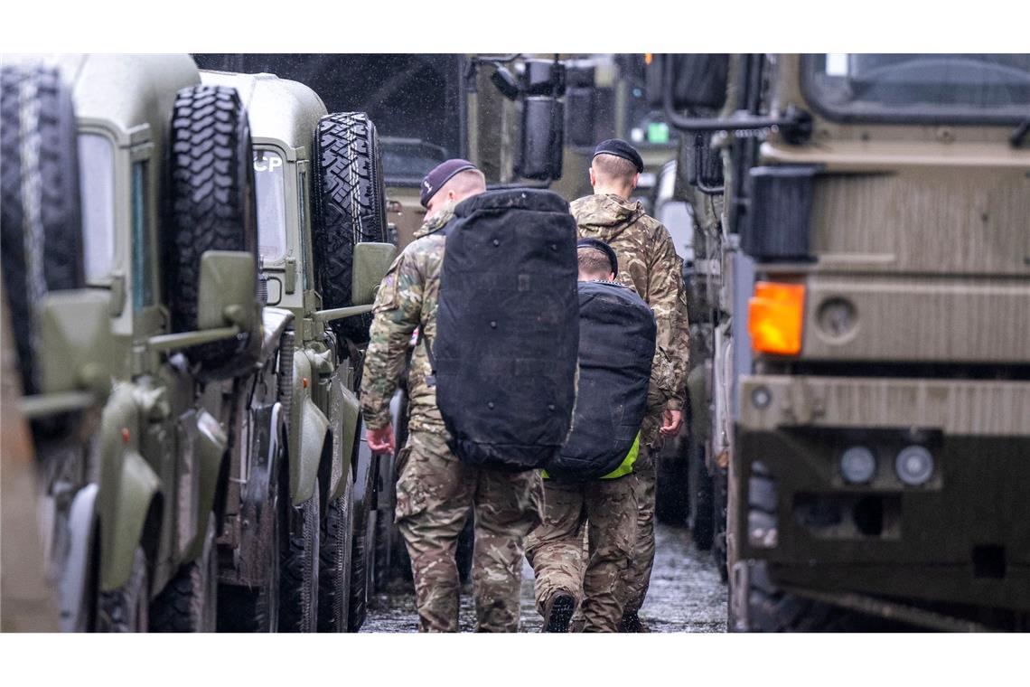 Britische Soldaten auf dem Gelände einer Bundeswehrkaserne bei Paderborn. Die Briten machen im Rahmen der Übung Brilliant Jump als Teil der Großübung Steadfast Defender 24 in Ostwestfalen für eine Nacht Station.