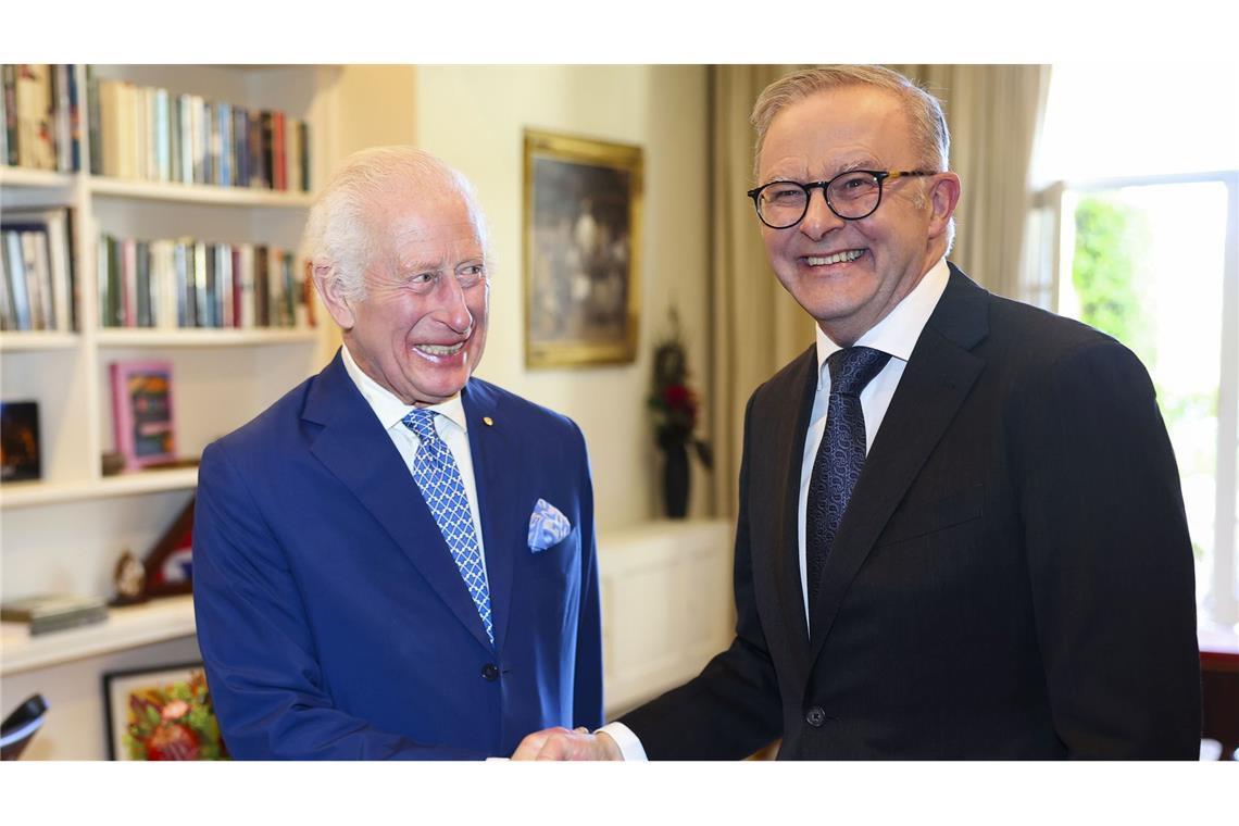 Britisches Königspaar in Australien - Der britische König Charles III. (l) bei einer Audienz mit dem australischen Premierminister Anthony Albanese im Government House in Canberra.