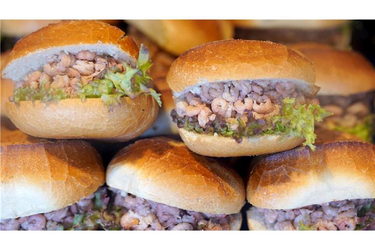 Brötchen mit Nordseekrabben in der Auslage eines Fischbrötchen-Imbisses an den Hamburger Landungsbrücken.