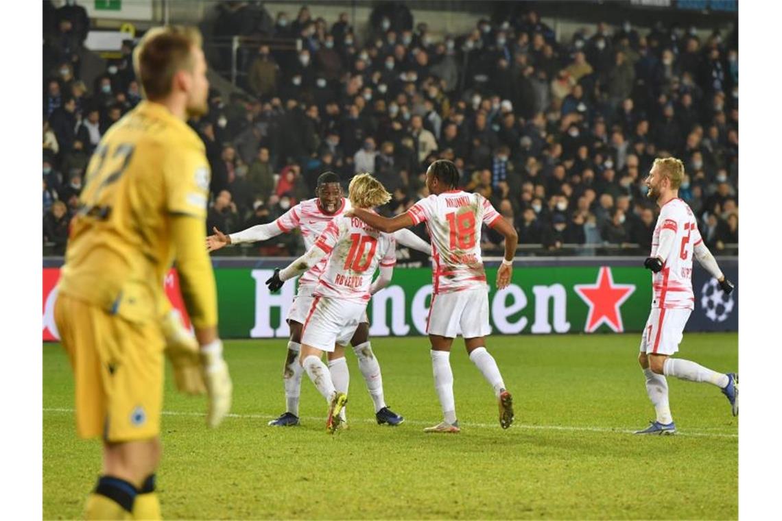 Starke Leipziger Notelf wahrt Chance auf Europa League Brügges Torhüter Simon Mignolet (l) schaut zu wie sich die Leipziger nach dem Tor zum 4:0 freuen. Foto: Bernd Thissen/dpa