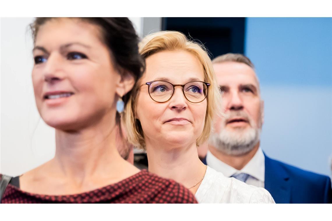 BSW-Vorsitzende Sahra Wagenknecht (l) und BSW-Spitzenkandidatin in Thüringen, Katja Wolf (M) kommen zur Wahlparty.