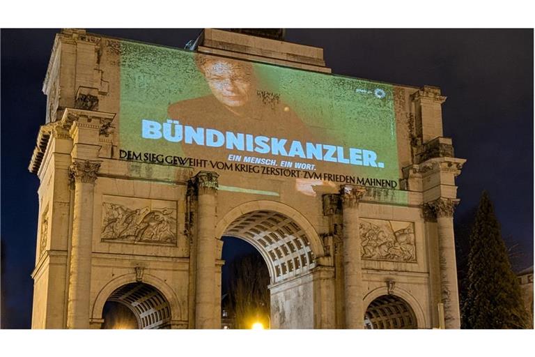 „Bündniskanzler. Ein Mensch. Ein Wort.“ Die Grünen  haben mit ihrer Wahlwerbung für ihren Spitzenmann Robert Habeck am Münchner Siegestor für Aufsehen – und ein juristisches Nachspiel gesorgt.