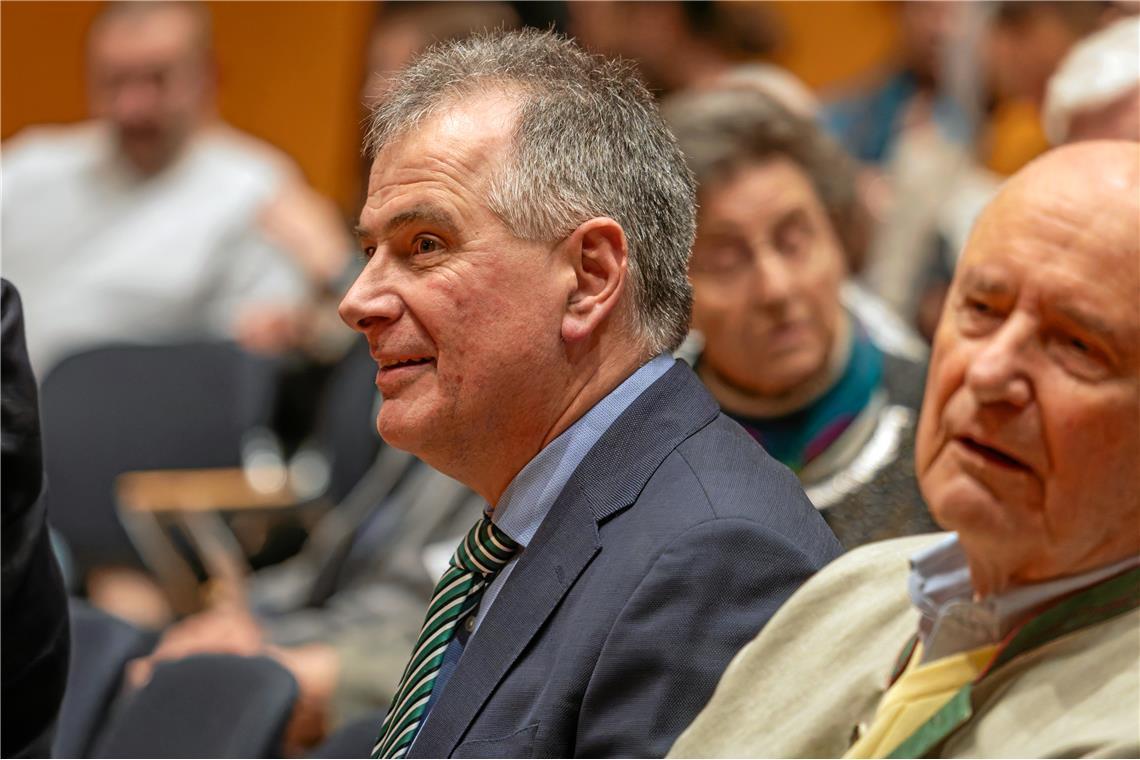 Bürgerempfang 2025 in der Murrhardter Festhalle. Andreas Winkle hört aufmerksam ...