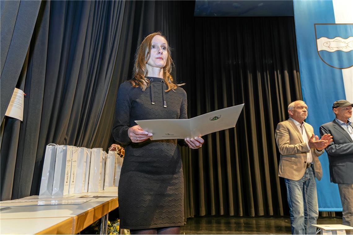 Bürgerempfang 2025 in der Murrhardter Festhalle. Cynthia Cordts mit einer Urkund...