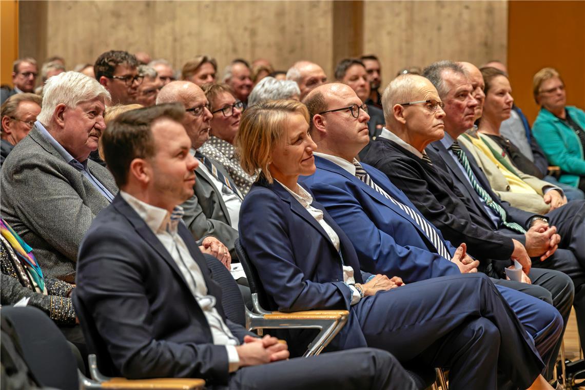 Bürgerempfang 2025 in der Murrhardter Festhalle. Bürgermeister Mößner in der Mit...