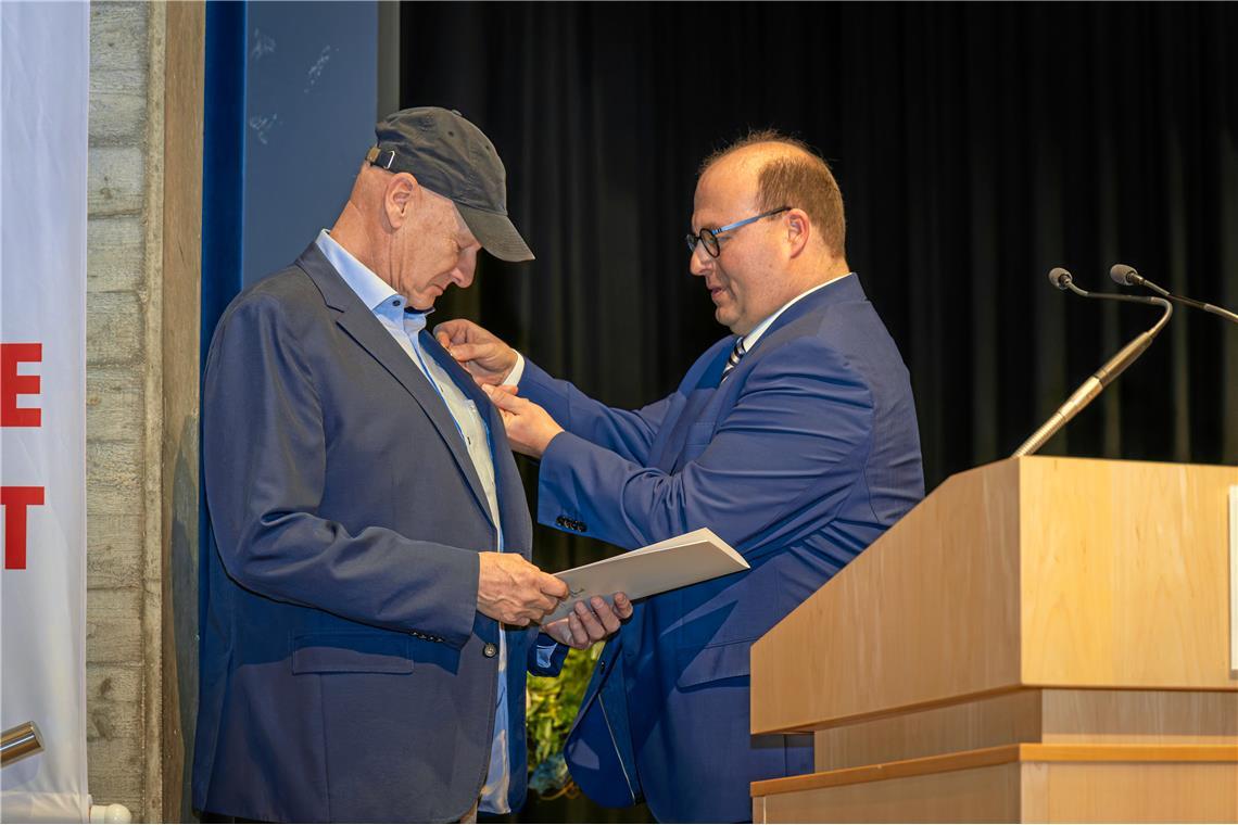 Bürgerempfang 2025 in der Murrhardter Festhalle. Überreichung der Ehrennadel in ...