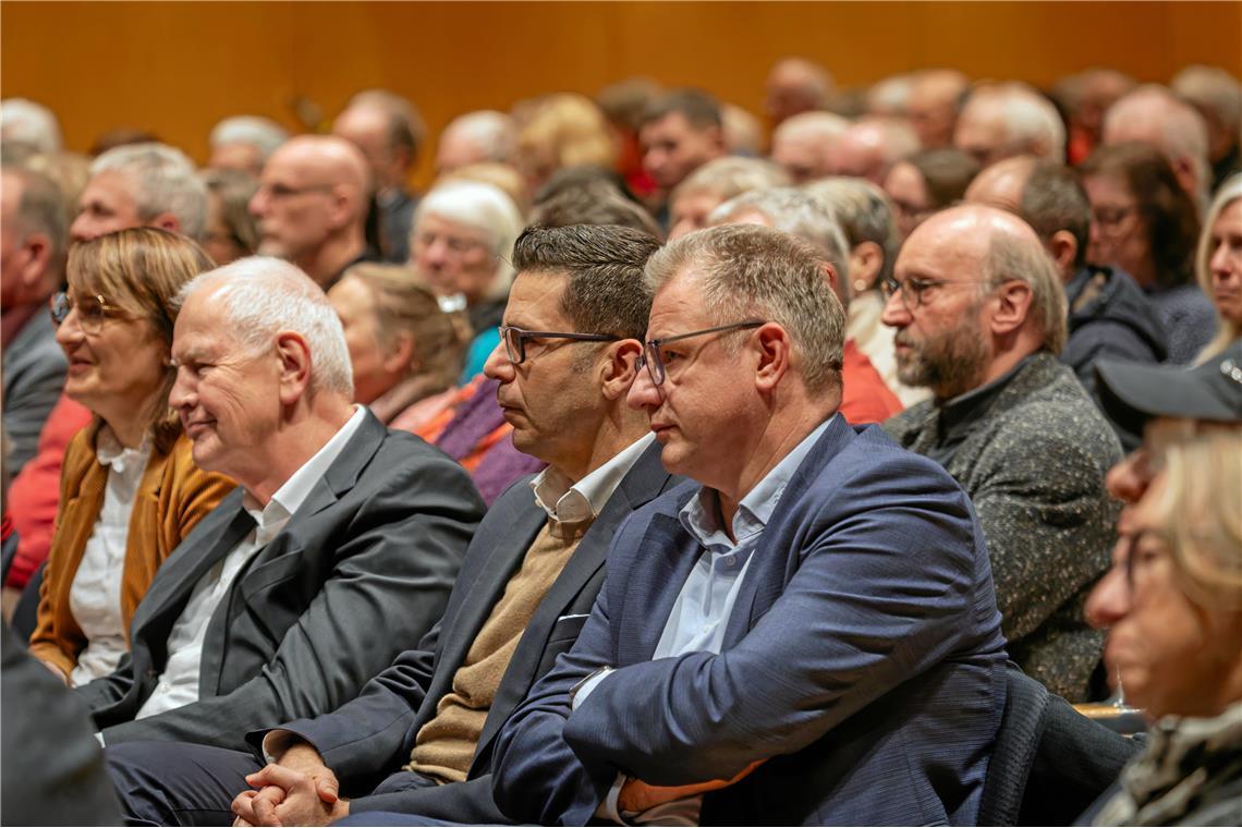 Bürgerempfang 2025 in der Murrhardter Festhalle. Jürgen Schwab mit verschränkten...