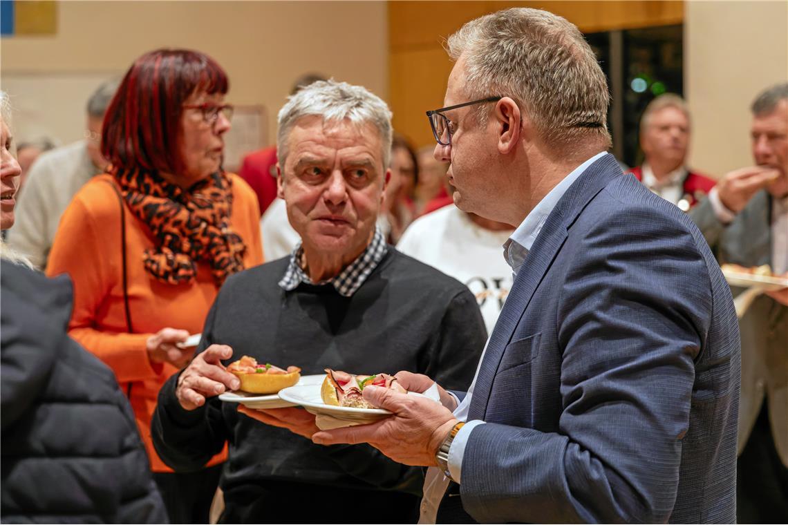 Bürgerempfang 2025 in der Murrhardter Festhalle. Jürgen Schwab, rechts, im Gespr...