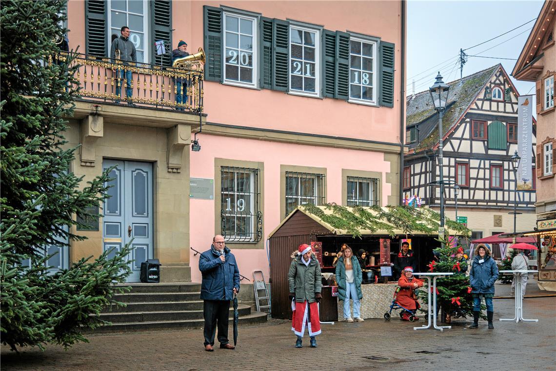 Bürgermeister Armin Mößner eröffnet den 42. Murrhardter Weihnachtsmarkt.