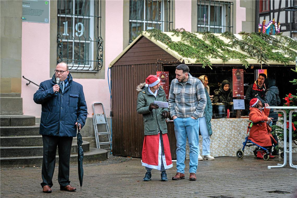 Bürgermeister Armin Mößner eröffnet den Markt bereits mit Schirm. Foto: Stefan Bossow