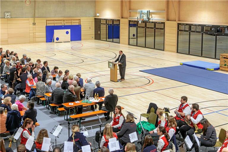 Bürgermeister Armin Mößner spricht bei seiner Eröffnungsrede von einem Sieg für Murrhardt.Foto: Stefan Bossow