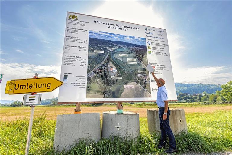 Bürgermeister Bernhard Bühler ist derzeit der Vorsitzende des Wasserverbands Murrtal. Mit dem Fortschritt des Beckens Oppenweiler ist er zufrieden. Foto: Dietmar van der Linden