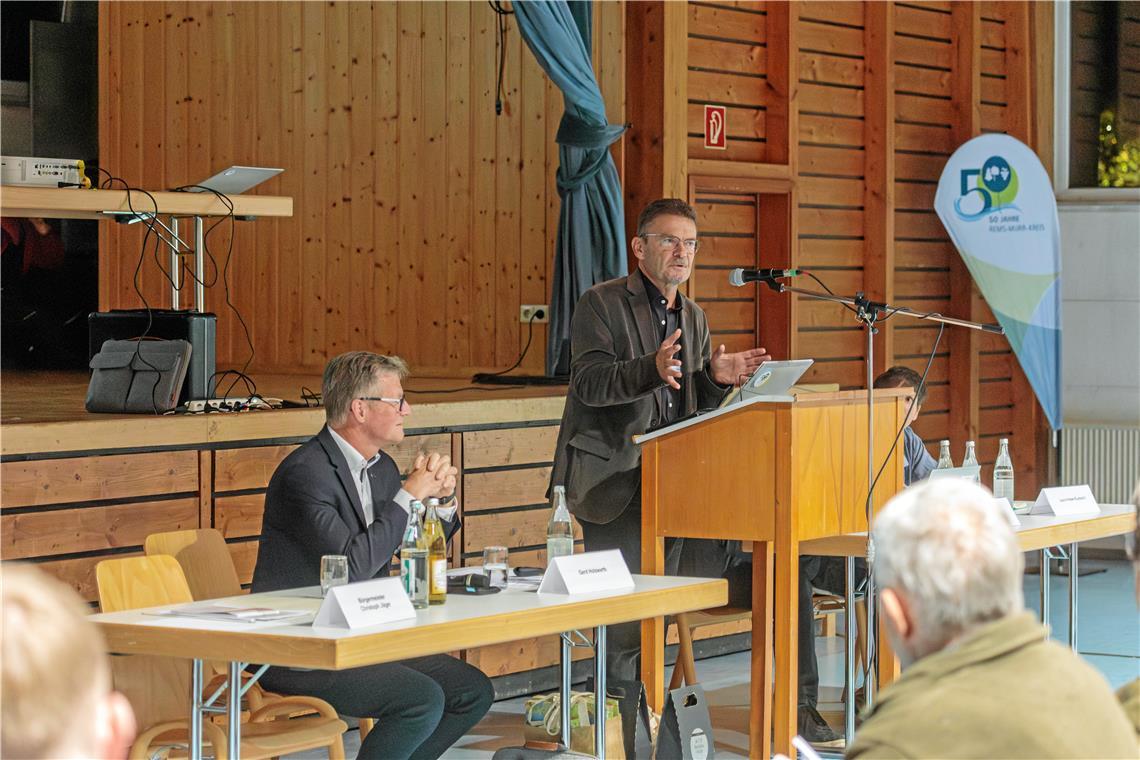 Bürgermeister Christoph Jäger sagt: „Der Wolf ist ein Raubtier, aber nicht böse. Denn es fehlen ihm der Plan und das Bewusstsein“ (Foto: Stefan Bossow)