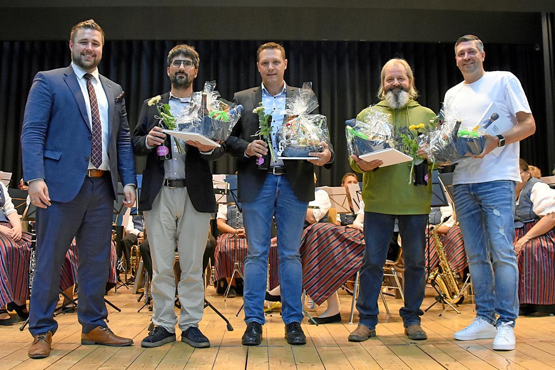 Bürgermeister Daniel Bogner ehrt Luciano Longobucco, Timo Kleeh, Thomas Heller und Ralf Noack (von links) für ihr zehnjähriges Engagement als Gemeinderäte.