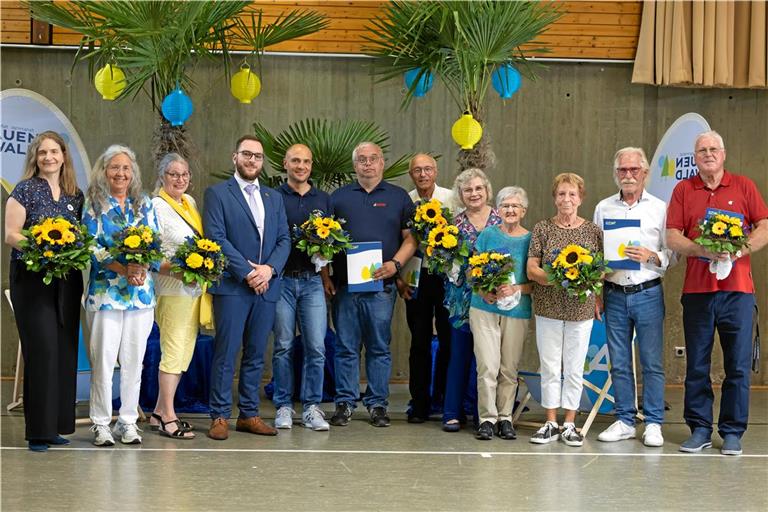 Bürgermeister Kai-Uwe Ernst (Vierter von links) ehrt verdiente Feuerwehrleute und gesellschaftlich engagierte Bürgerinnen und Bürger und verabschiedet nach 15 Jahren als Hauptamtsleiterin der Gemeinde Yvonne Bader (Erste von links). Fotos: Janina Greco