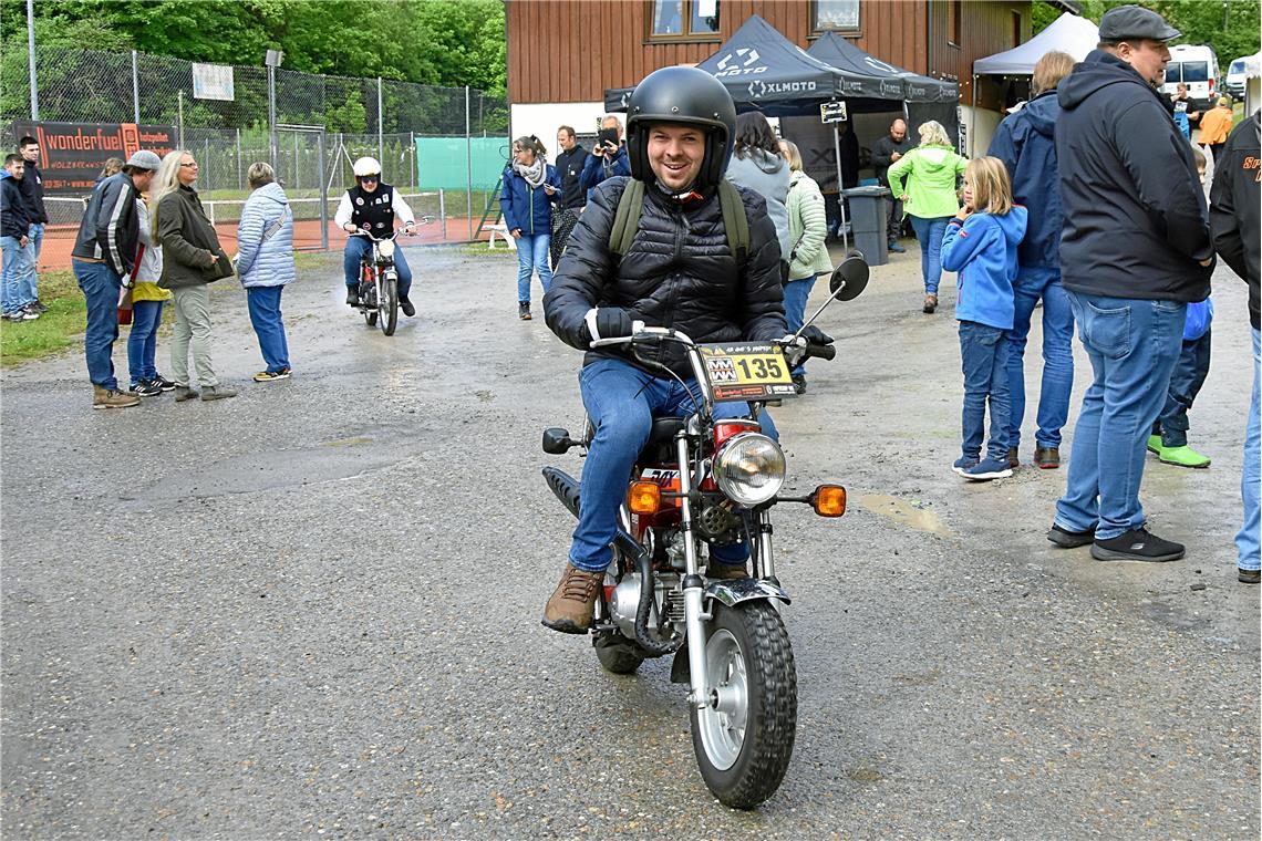 Bürgermeister Kevin Dispan ist auf seinem Honda Moped. auch dabei.  