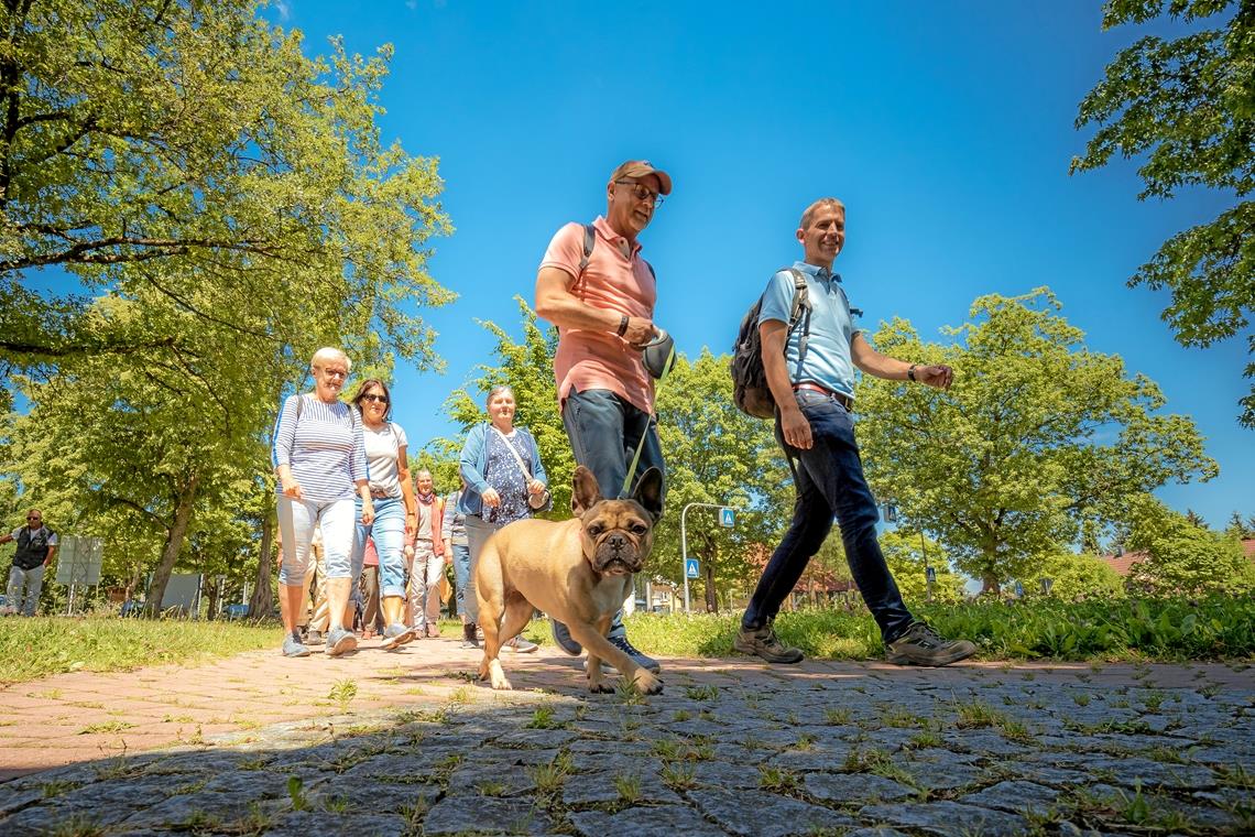 Bürgermeister Reinhold Sczuka mit Hund Emma und Redaktionsleiter Kornelius Fritz.