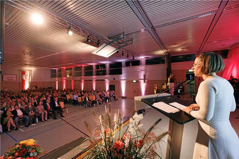 Bürgermeisterin Patrizia Rall appellierte an alle Bürger: „Klimaschutz funktioniert auch mit begrenzten finanziellen und personellen Mitteln, wir müssen es nur wollen.“ Foto: Jörg Fiedler