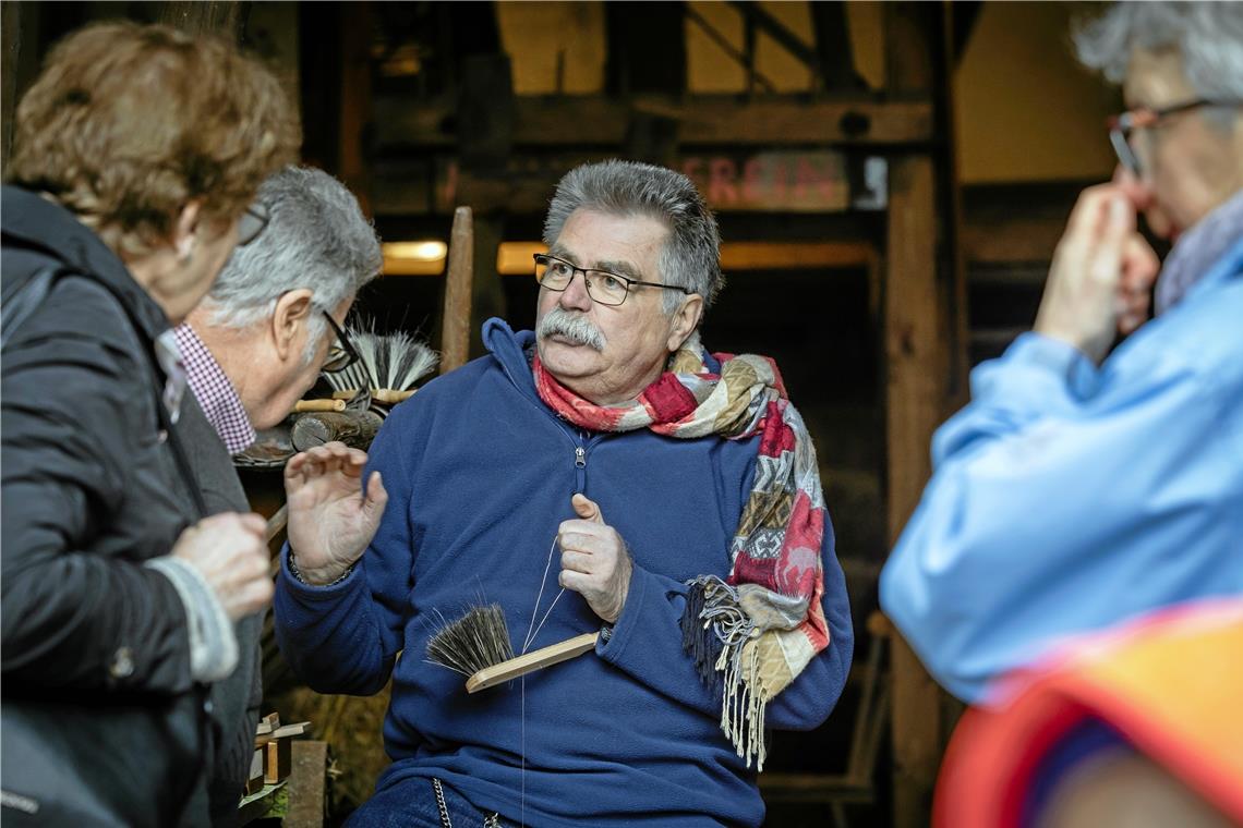 Bürstenbinder Reinhold Rottenbiller im Heimatmuseum.