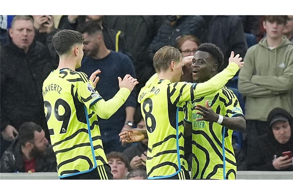 Bukayo Saka (r-l) jubelt mit Martin Odegaard und Kai Havertz über den Führungstreffer.