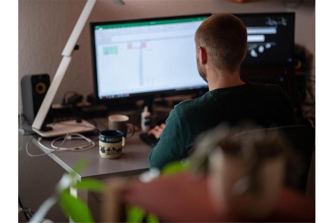 Deutsche Manager befürchten Bummelei im Homeoffice Bummelei oder eigenverantwortliches Arbeiten? Das Thema Homeoffice wird kontrovers diskutiert. Foto: Sebastian Gollnow/dpa