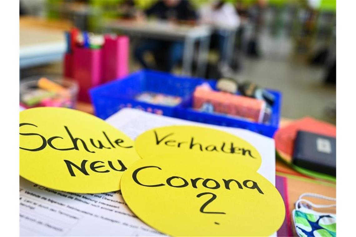 Bund und Länder appellieren: Kontakte noch mehr reduzieren Bund und Länder haben eine Entscheidung über das weitere Vorgehen an den Schulen vertagt. Foto: Felix Kästle/dpa