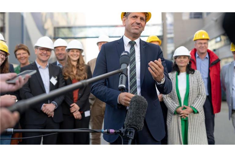 Bund und Land hatten der angeschlagenen Meyer Werft die Rettung im August in Papenburg zugesagt.