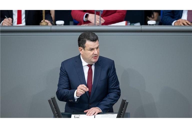 Bundesarbeitsminister Hubertus Heil spricht bei der Debatte im Bundestag. Die Gesetzesänderung zur Vergütung von Betriebsräten wurde vom Parlament einstimmig beschlossen.