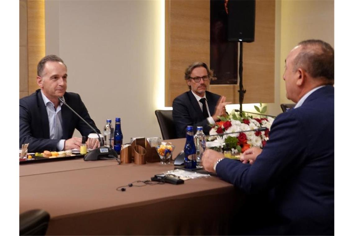 Maas bietet Hilfe beim Wiederaufbau des Flughafens Kabul an Bundesaußenminister Heiko Maas (l) im Gespräch mit seinem türkischen Amtskollegen Mevlüt Cavusoglu in Antalya. Foto: Michael Fischer/dpa
